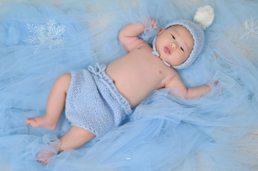 河源三个月宝宝挠耳朵 河源三个月宝宝挠耳朵